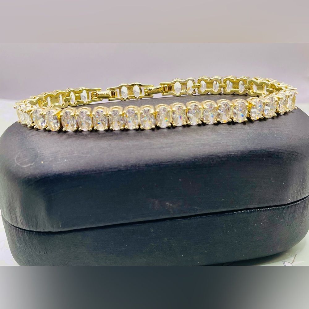 Gold Plated Oval Clear Gemstone Prong Set Tennis Bracelet. Size 7 1/2